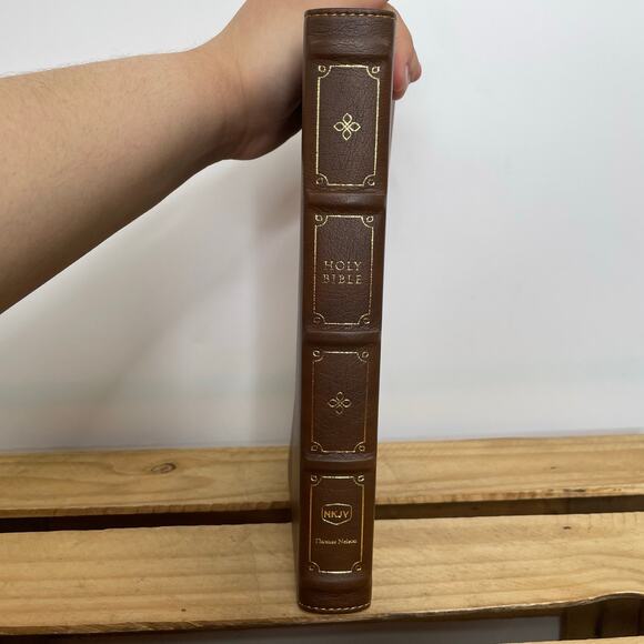 Thomas Nelson Maclaren series NKJV Bible Large print - Picture 8 of 15